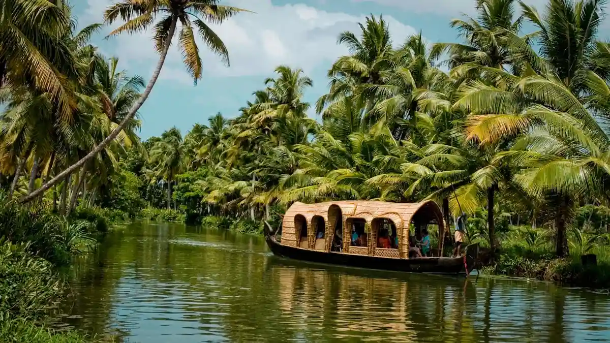 Kerala Backwater Houseboat & Munnar Tea Hills Special - Tour Package